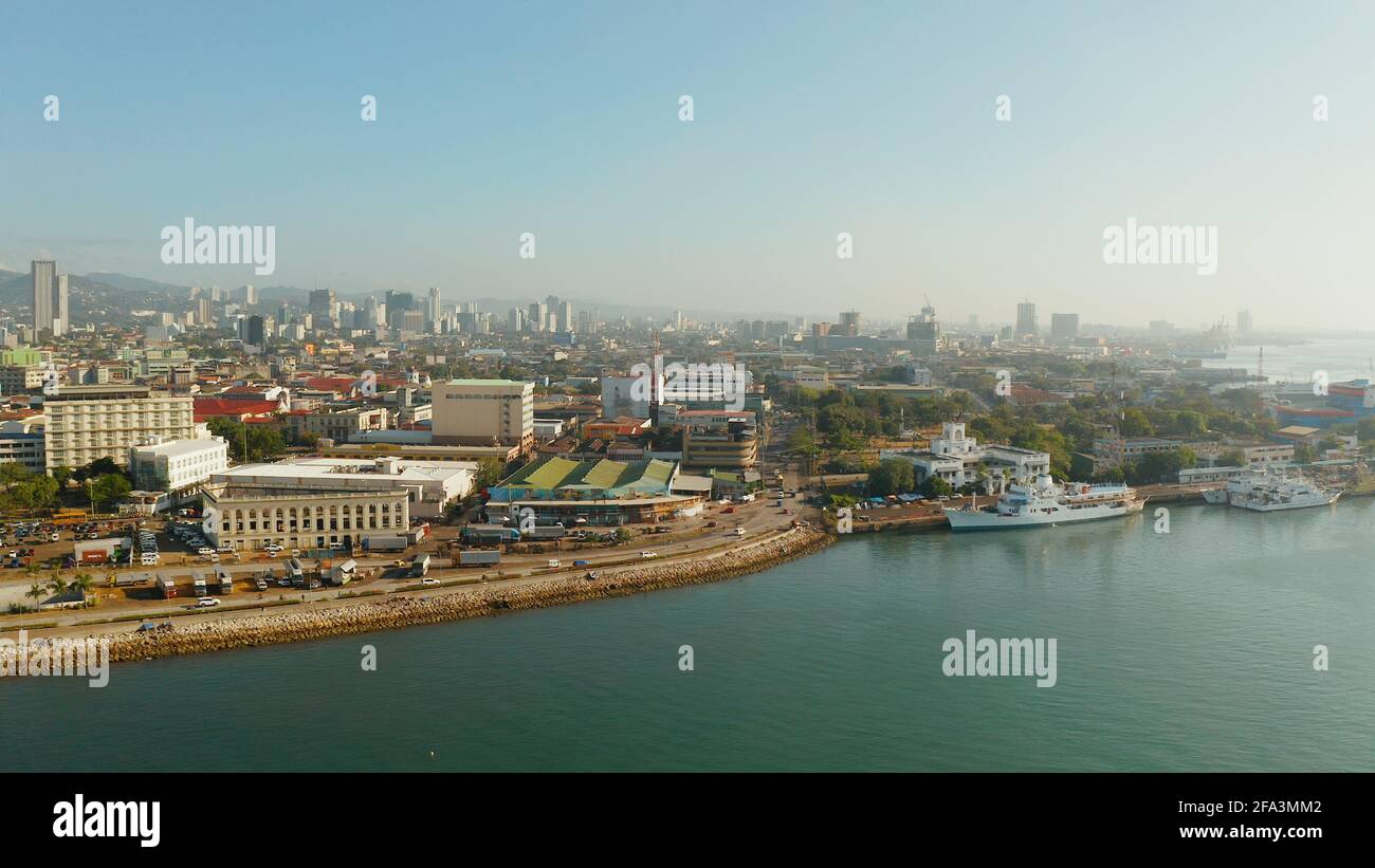Panorama de la ville de Cebu, port avec bateaux et ferry et les gratte-ciel modernes et les bâtiments résidentiels. Aux Philippines. Banque D'Images