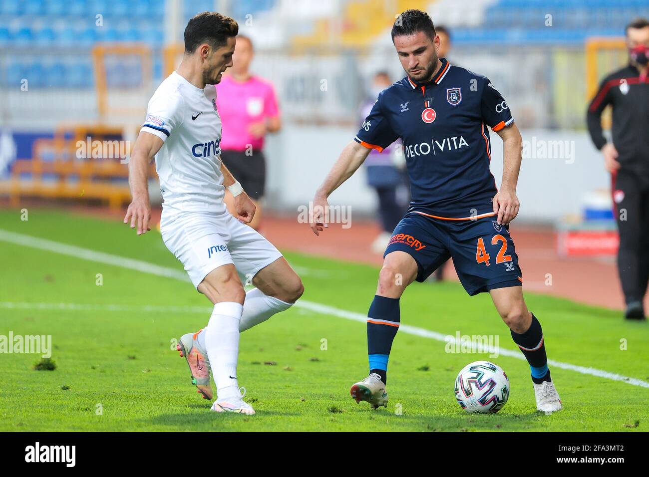 ISTANBUL, TURQUIE - AVRIL 22 : Haris Hajradinovic de Kasipasa et Omer Sahiner d'Istanbul Basaksehir pendant le match Super LIG entre Kasipasa SK A. Banque D'Images