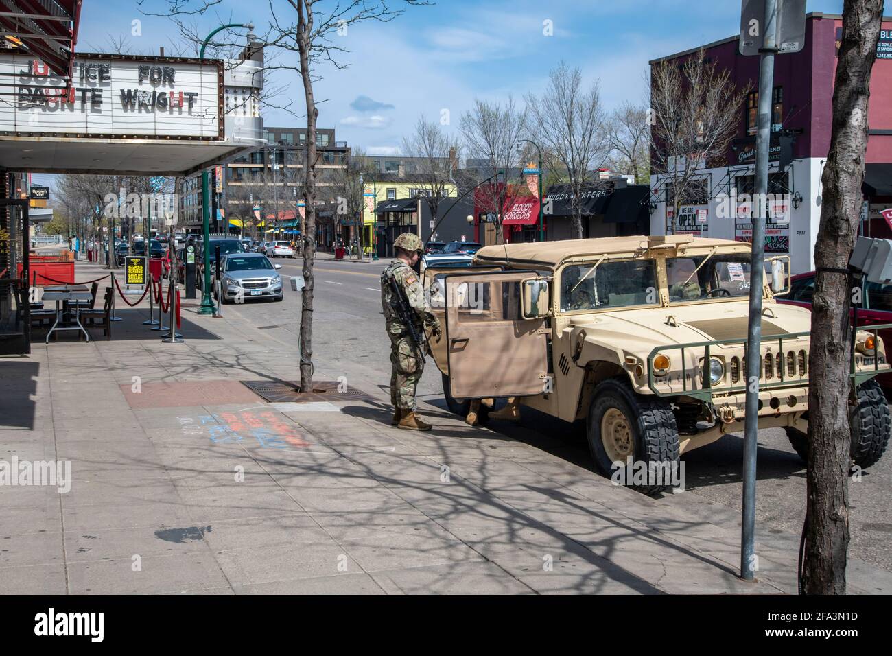 Minneapolis, Minnesota. La Garde nationale est appelée à protéger la ville pendant le procès de Derek Chauvin. Banque D'Images
