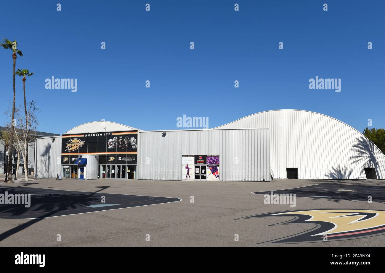 ANAHEIM, CALIFORNIE - 31 MARS 2021 : Anaheim Ice est une installation de hockey et de patinage sur glace de classe mondiale et l'une des principales œuvres de l'architecte Frank Gehry. Banque D'Images
