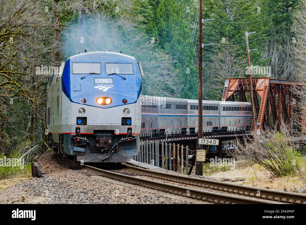 Amtrak Empire Builder Service de Seattle à Chicago passe le milepost Marqueur 1734.0 près de Skykomish avec le train-couchette de nuit Banque D'Images