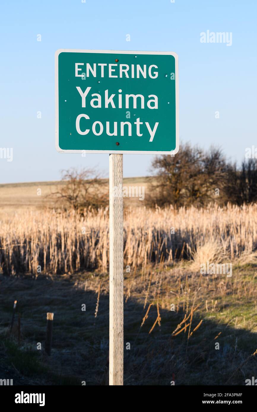 Panneau vert et blanc indiquant la ligne du comté de Yakima à La frontière avec le comté de Klickitat dans la région rurale de l'est de l'État de Washington Banque D'Images