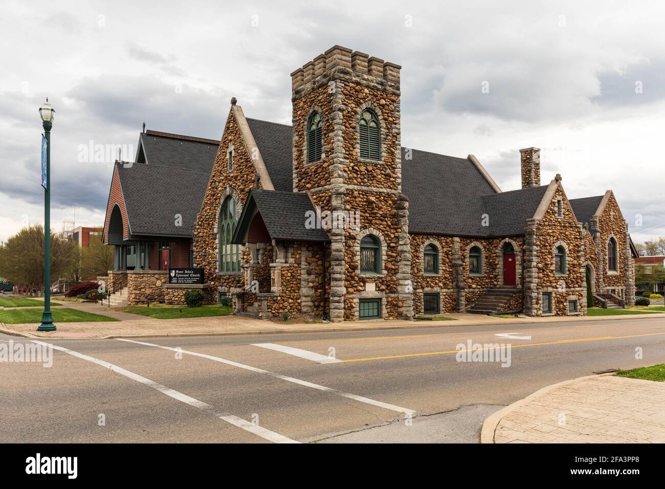 JOHNSON CITY, TN, USA-10 AVRIL 2021: St. John's Episcopal Church, une élégante structure rocheuse avec un clocher carré. Banque D'Images