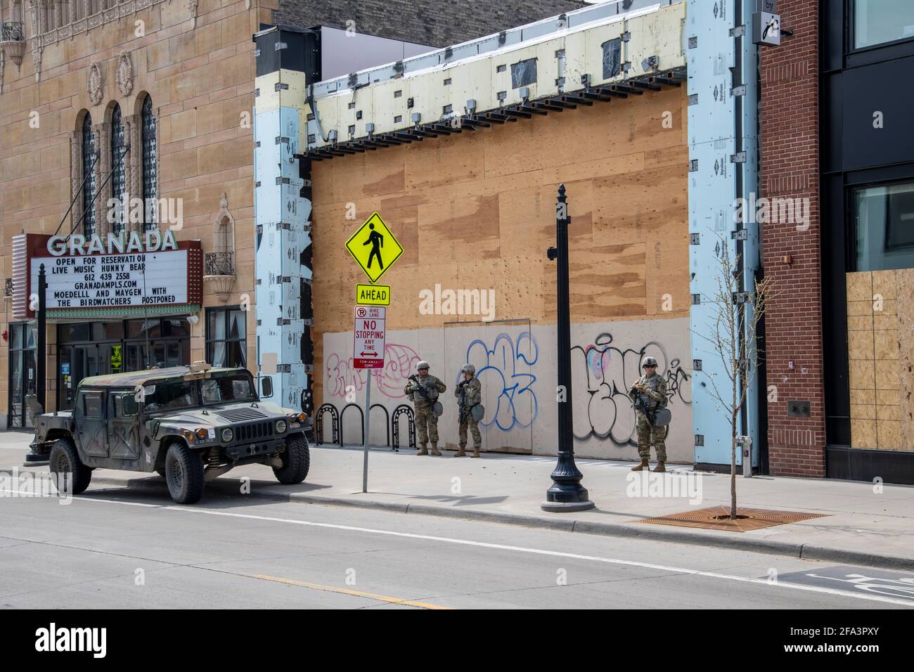 Minneapolis, Minnesota. La Garde nationale est appelée à protéger la ville pendant le procès de Derek Chauvin. Banque D'Images