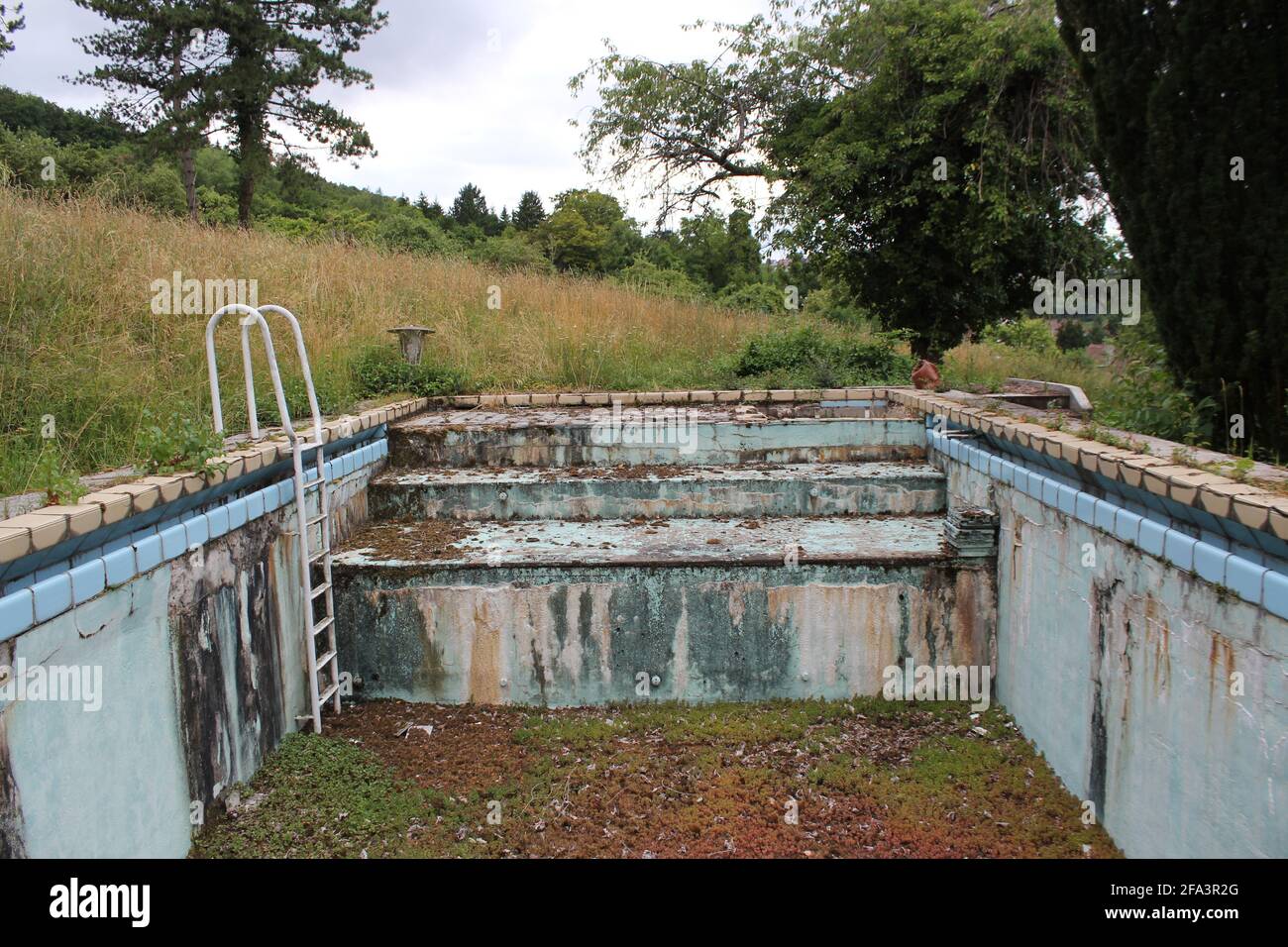 piscine vide et avec des intempéries en été Banque D'Images