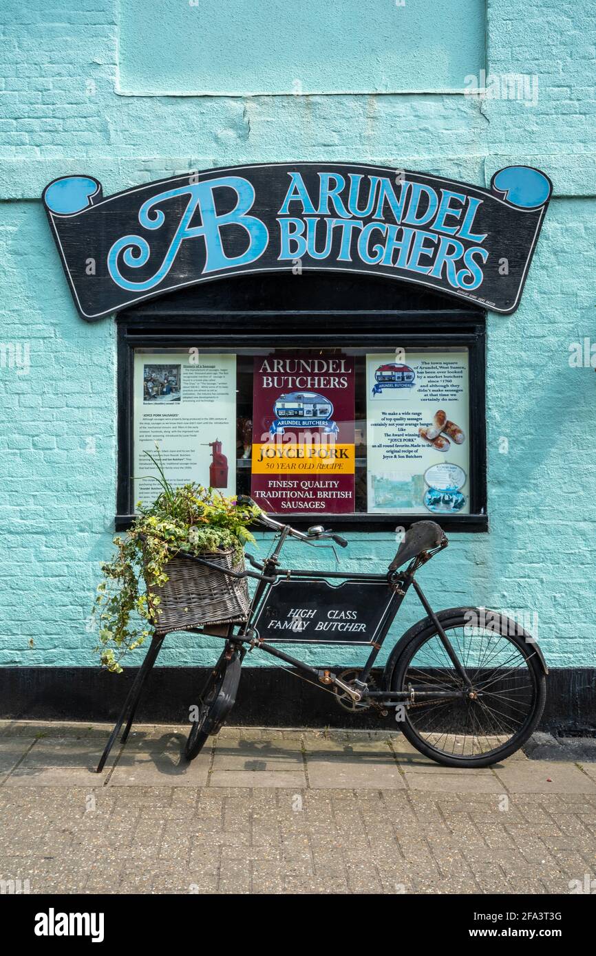 Bouchers à l'ancienne, vélo et panneau sur un mur coloré à la boutique Arundel Buchers, centre-ville d'Arundel, West Sussex, Royaume-Uni Banque D'Images