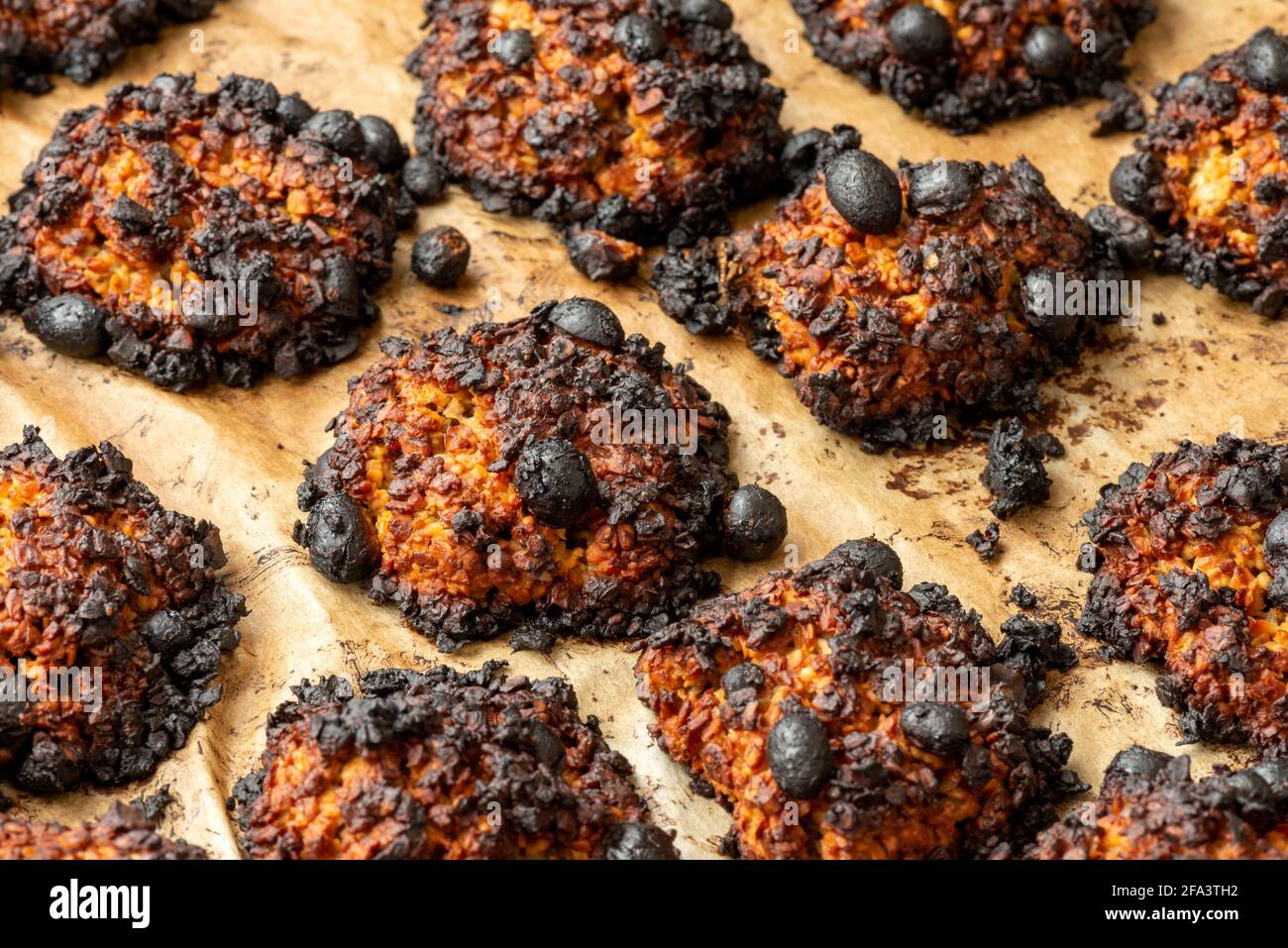 Biscuits de roche faits maison brûlés ou biscuits sur du papier de cuisson Banque D'Images
