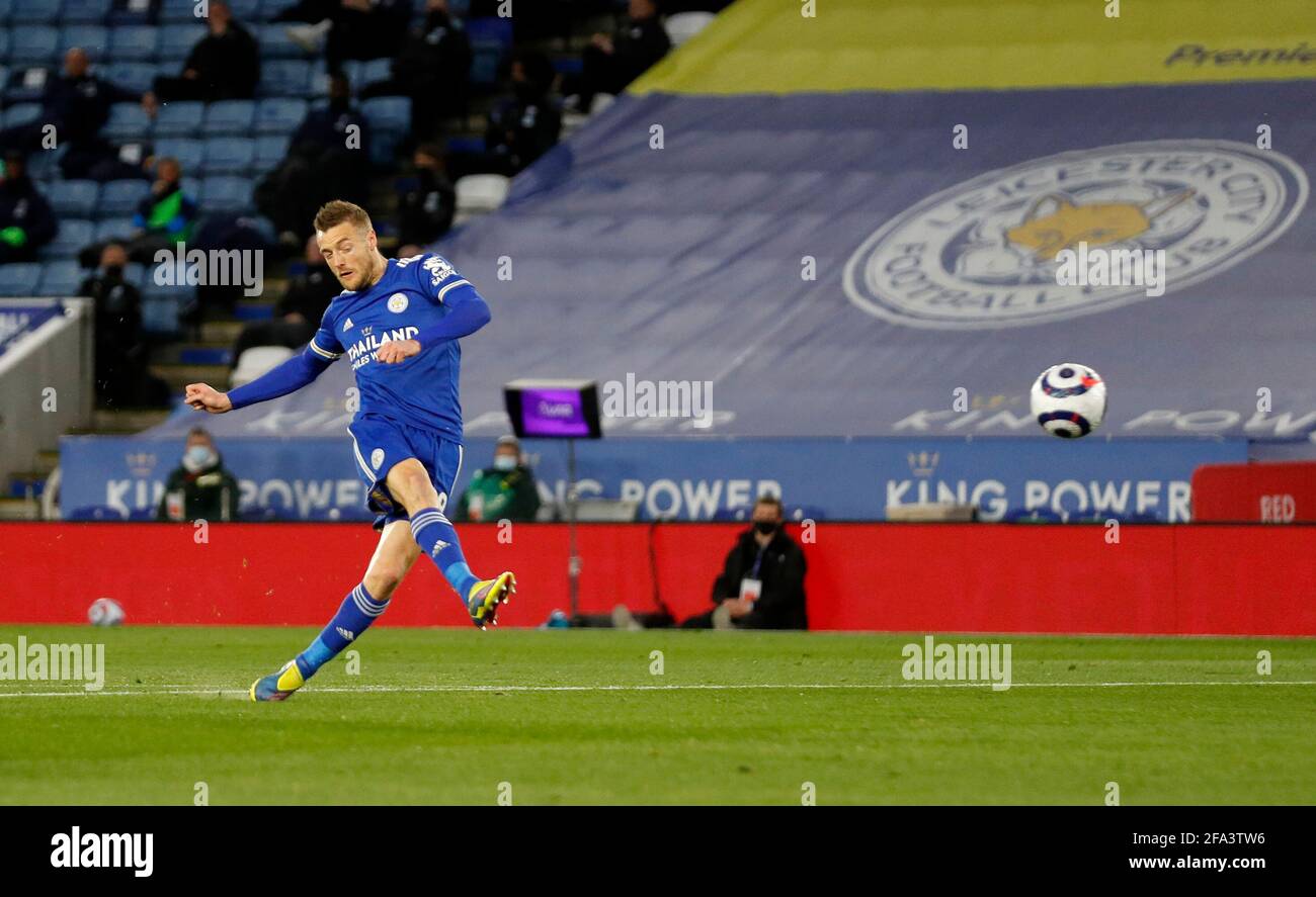 Leicester, Royaume-Uni. 22 avril 2021. Jamie Vardy, de Leicester City, marque le but d'ouverture lors du match de la Premier League au King Power Stadium de Leicester. Crédit photo à lire : Darren Staples/Sportimage crédit : Sportimage/Alay Live News Banque D'Images