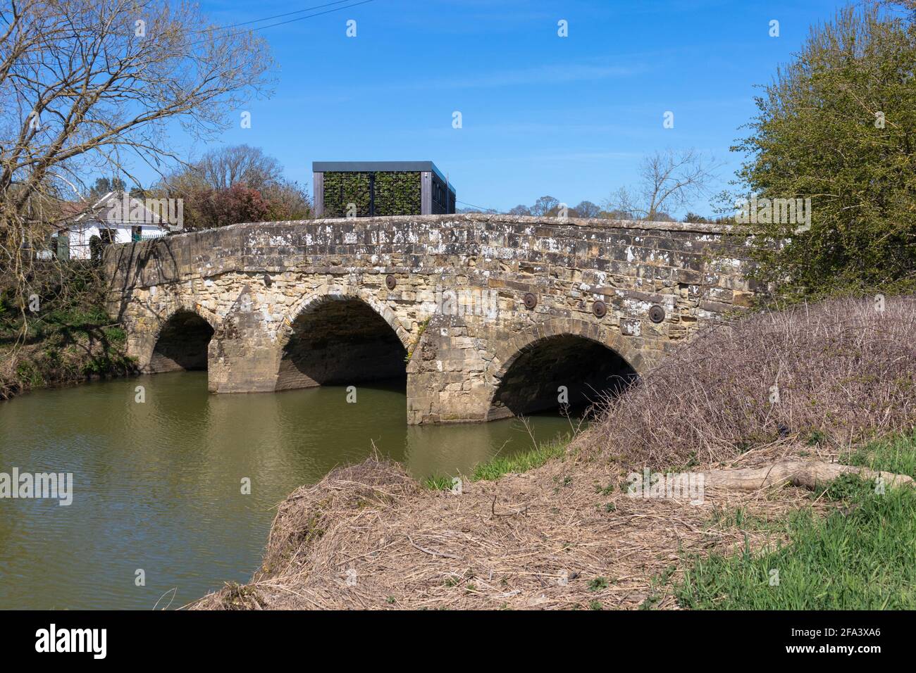 Pont en pierre du XVIIIe siècle au-dessus de la rivière Rother dans le petit village de Newenden, Kent, royaume-uni Banque D'Images