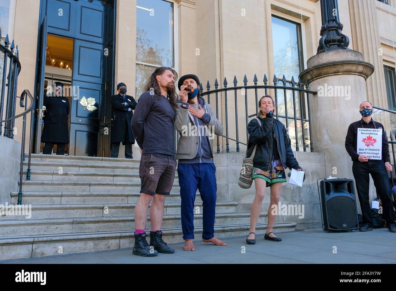 Londres, Royaume-Uni. 22 avril 2021. Londres, Royaume-Uni. 21 avril 2021. Extinction les familles des rébellions se réunissent devant le Haut-commissariat du Canada pour protester contre le forage du delta de l'Okavango pour le pétrole par la société Recon. Crédit: Joao Daniel Pereira. Credit: João Daniel Pereira/Alay Live News Banque D'Images