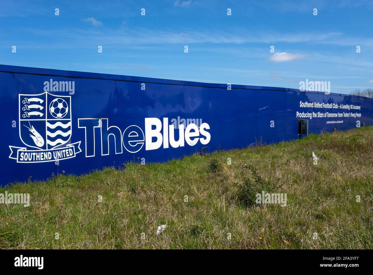 Chantier de construction de palissades autour de la proposition de Southend Utd football club nouveau terrain d'entraînement de stade à Fossetts Way, Fossetts Farm. The Blues, écusson du club Banque D'Images