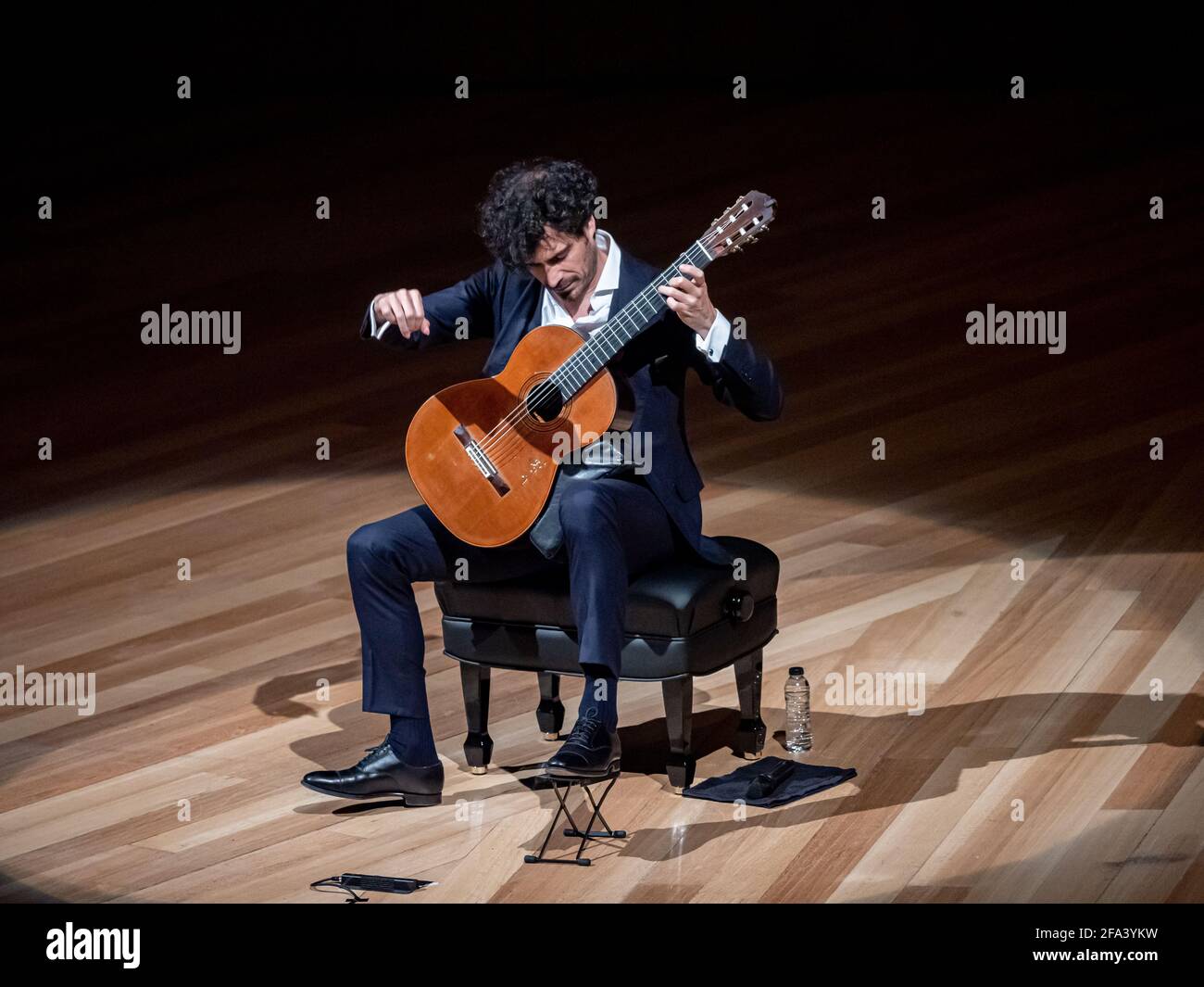 Saragosse, Espagne. 22 avril 2021. Le guitariste Pablo Sainz Villegas s'est produit à l'Auditorium de Saragosse. L'artiste est une référence internationale, triomphant dans le monde entier. Juan Antonio Perez/Alamy Live News Banque D'Images
