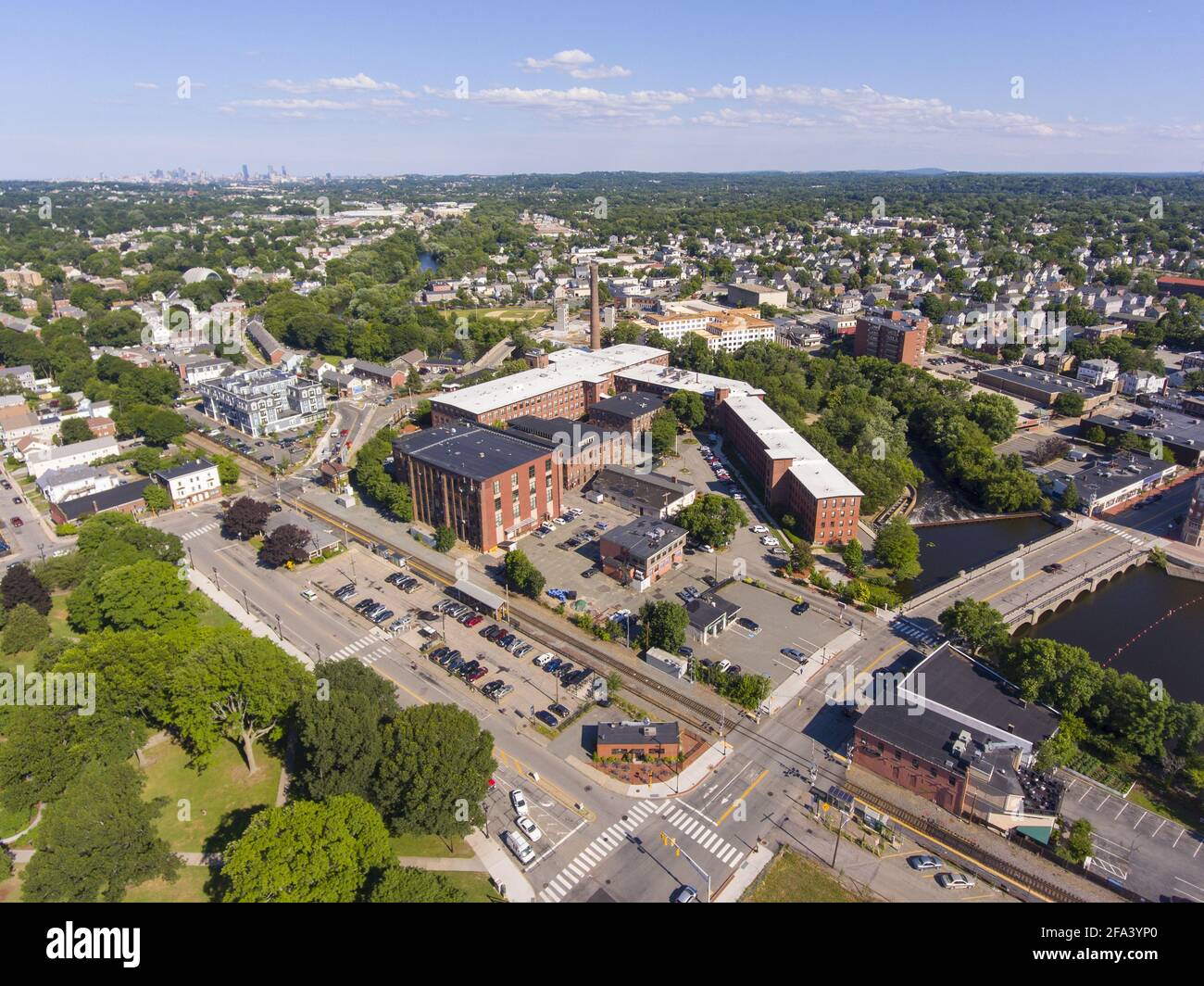 Waltham centre-ville et historique Francis Cabot Lowell Mill à côté de Charles River vue aérienne dans le centre-ville de Waltham, Massachusetts, ma, Etats-Unis. Banque D'Images