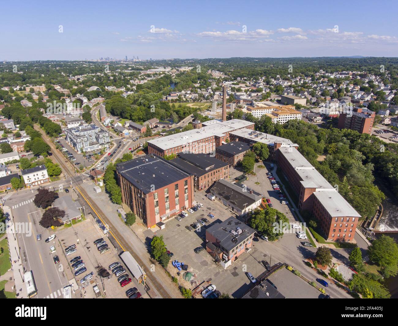 Waltham centre-ville et historique Francis Cabot Lowell Mill à côté de Charles River vue aérienne dans le centre-ville de Waltham, Massachusetts, ma, Etats-Unis. Banque D'Images