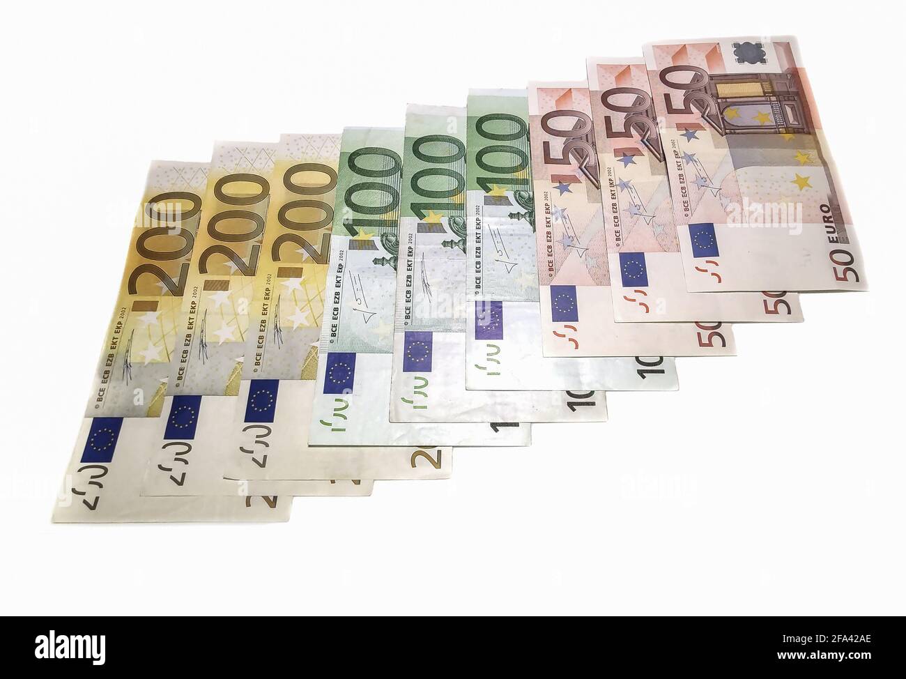 Gros plan de certains billets en euros en espèces une surface blanche Banque D'Images