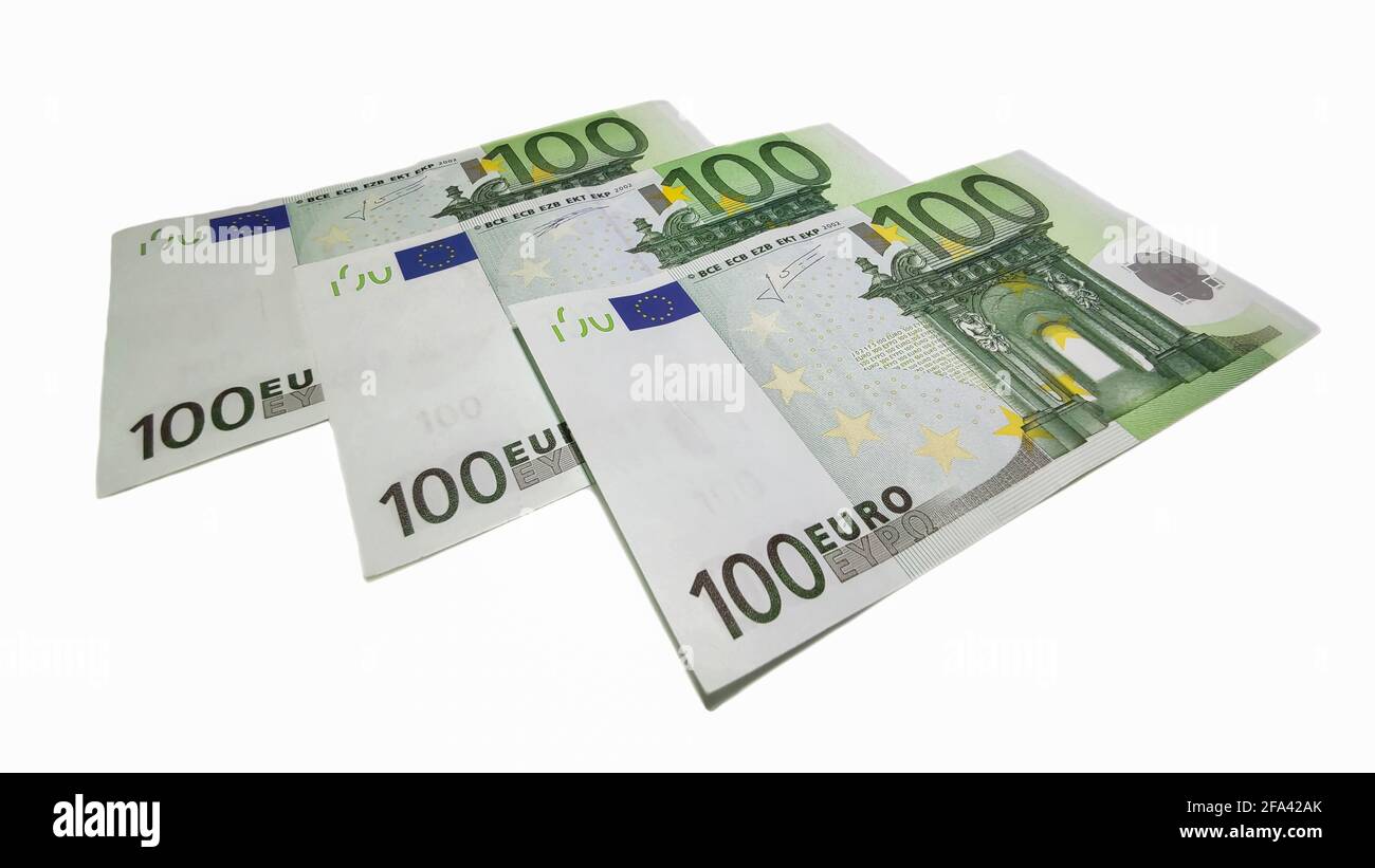 Gros plan de certains billets en euros en espèces une surface blanche Banque D'Images