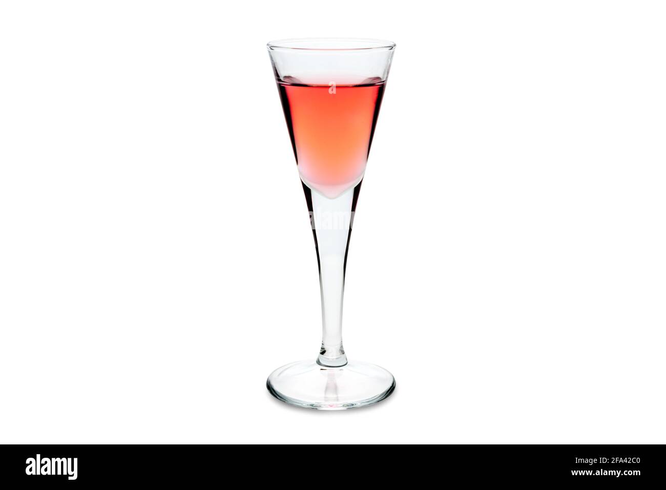 Rosolio, liqueur italienne typique distillée à partir de roses dans un verre à liqueur isolé sur blanc. Copier l'espace Banque D'Images