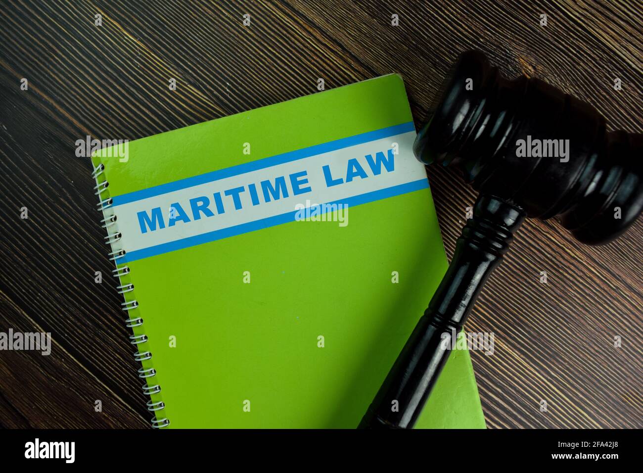 Le livre de droit maritime isolé sur une table en bois. Concept de droit Banque D'Images