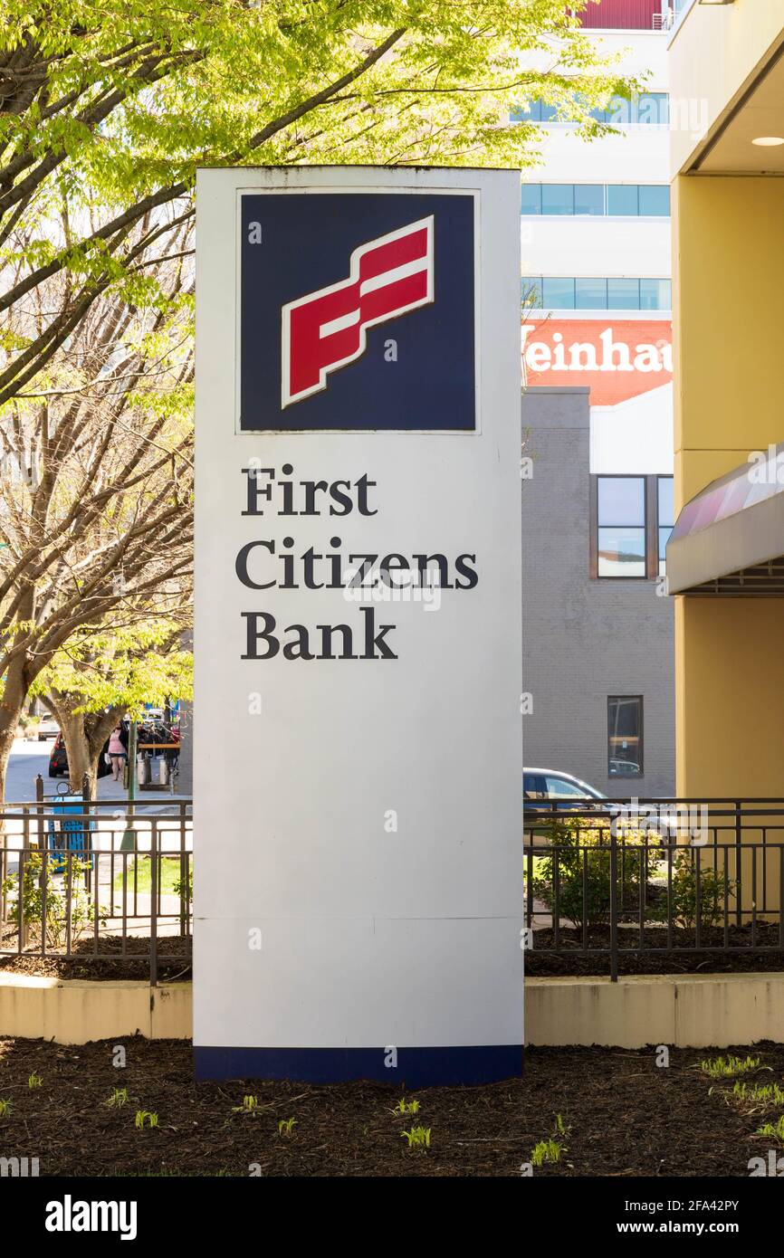 ASHEVILLE, NC, USA-11 AVRIL 2021 : un grand panneau monolithique identifiant la First Citizens Bank dans le centre-ville. Banque D'Images