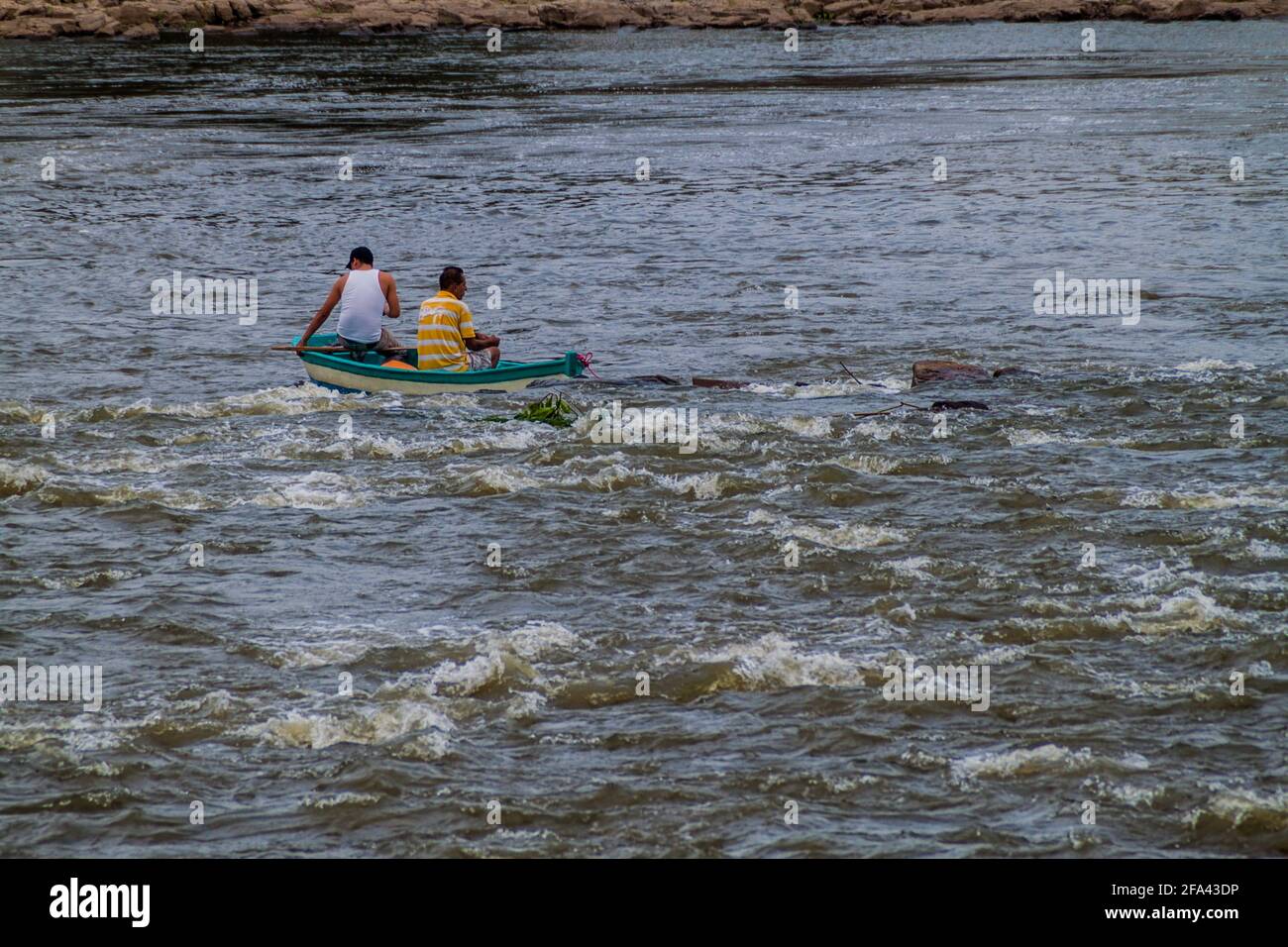 EL CASTILLO, NICARAGUA - 6 MAI 2016 : pêcheurs en bateau sur les rapides de la rivière San Juan près du village d'Ell Castillo, Nicaragua Banque D'Images