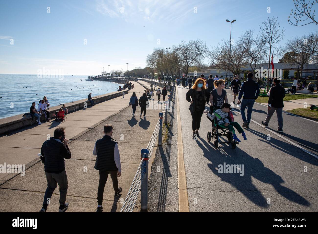 Des gens qui profitent d'une belle journée et du soleil sur les côtes de Bostanci pendant les journées de pandémie avant le couvre-feu à Kadikoy, Istanbul, Turquie, le 22 avril 2021. Banque D'Images