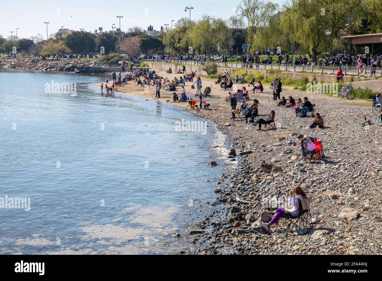 22 avril 2021 : les gens profitent d'une belle journée et du soleil sur les côtes de Bostanci pendant les journées de pandémie avant le couvre-feu à Kadikoy, Istanbul, Turquie, le 22 avril 2021. La Turquie a annoncé un couvre-feu à l'échelle nationale, du 22 avril au 26 avril 2021. Credit: Tolga Ildun/ZUMA Wire/Alamy Live News Banque D'Images