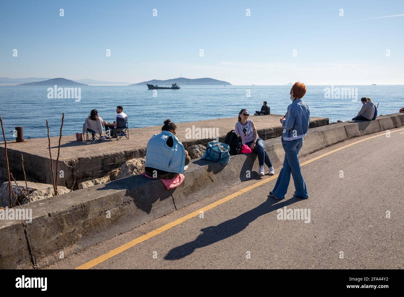 22 avril 2021 : les gens profitent d'une belle journée et du soleil sur les côtes de Bostanci pendant les journées de pandémie avant le couvre-feu à Kadikoy, Istanbul, Turquie, le 22 avril 2021. La Turquie a annoncé un couvre-feu à l'échelle nationale, du 22 avril au 26 avril 2021. Credit: Tolga Ildun/ZUMA Wire/Alamy Live News Banque D'Images