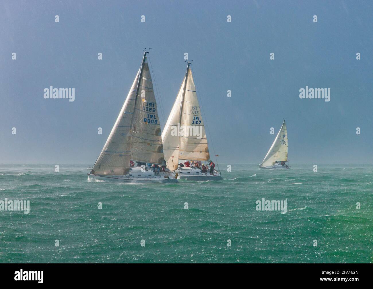 course de yacht sous la pluie Banque D'Images