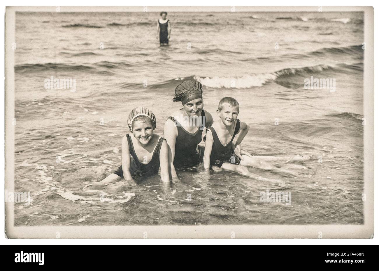 Vieille mère photo et enfants sur la mer. Vacances d'été. Image vintage avec grain original et flou de env. 1920 Banque D'Images