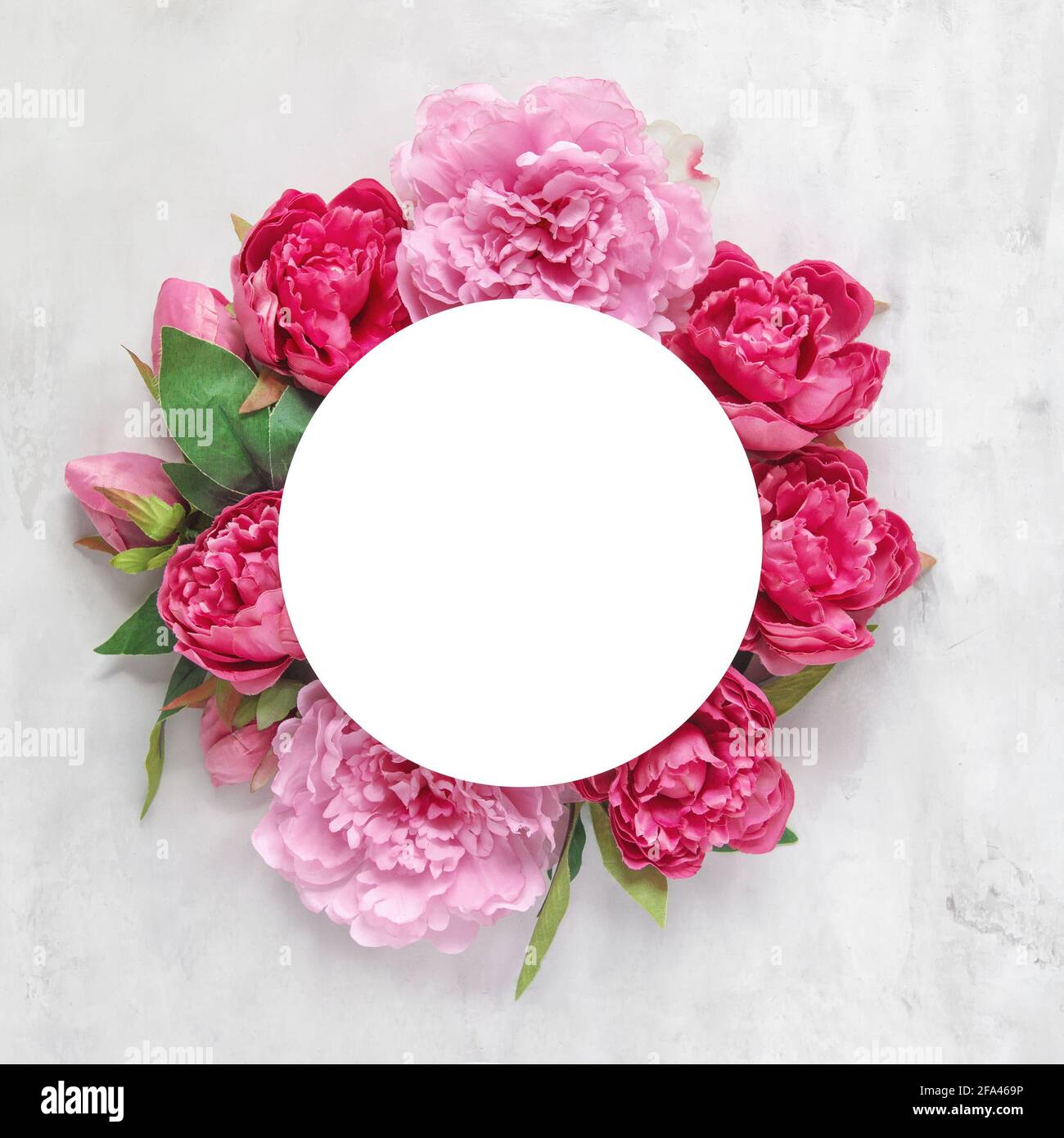 Bouquet de fleurs de pivoine rose et rouge sur fond de pierre en marbre. Plat à motif fleuri Banque D'Images