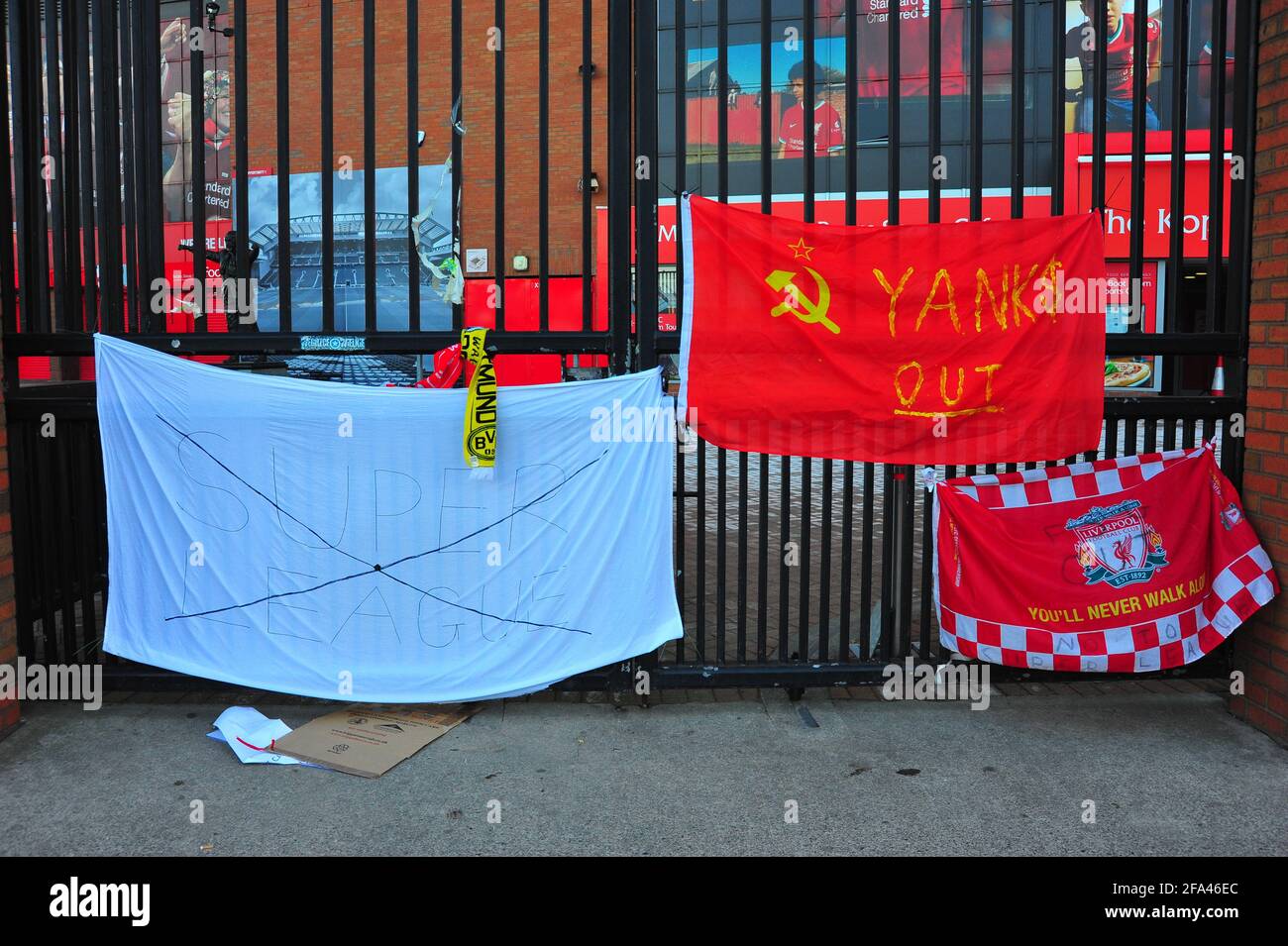 Bannières attachées à la clôture et aux portes du Liverpool football Club par des fans protestant contre l'intention des clubs de rejoindre une Super League européenne. Banque D'Images