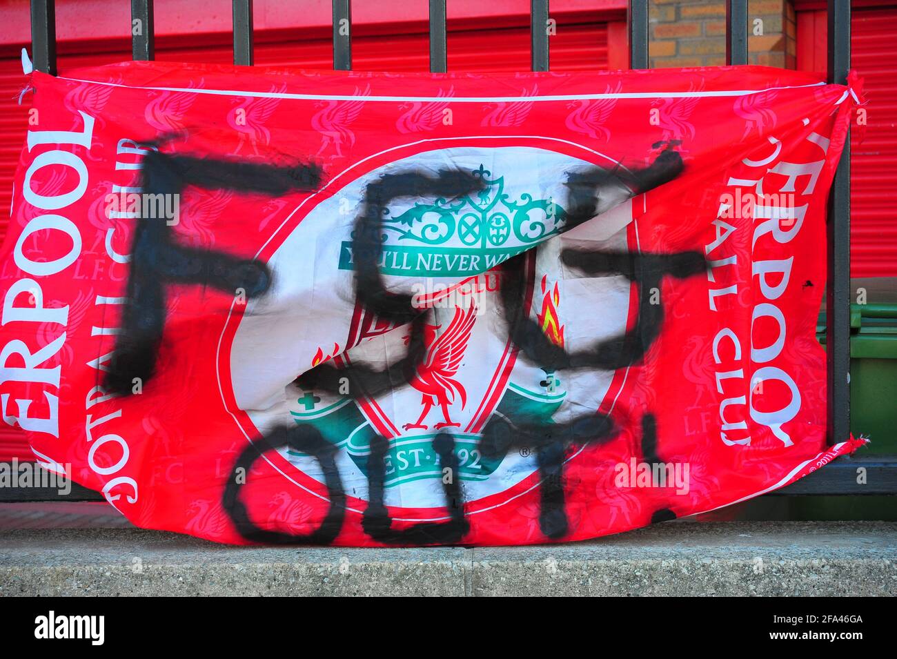 Bannières attachées aux portes et à la clôture du Liverpool football Club par des fans protestant contre l'intention des clubs de rejoindre une Super League européenne. Banque D'Images