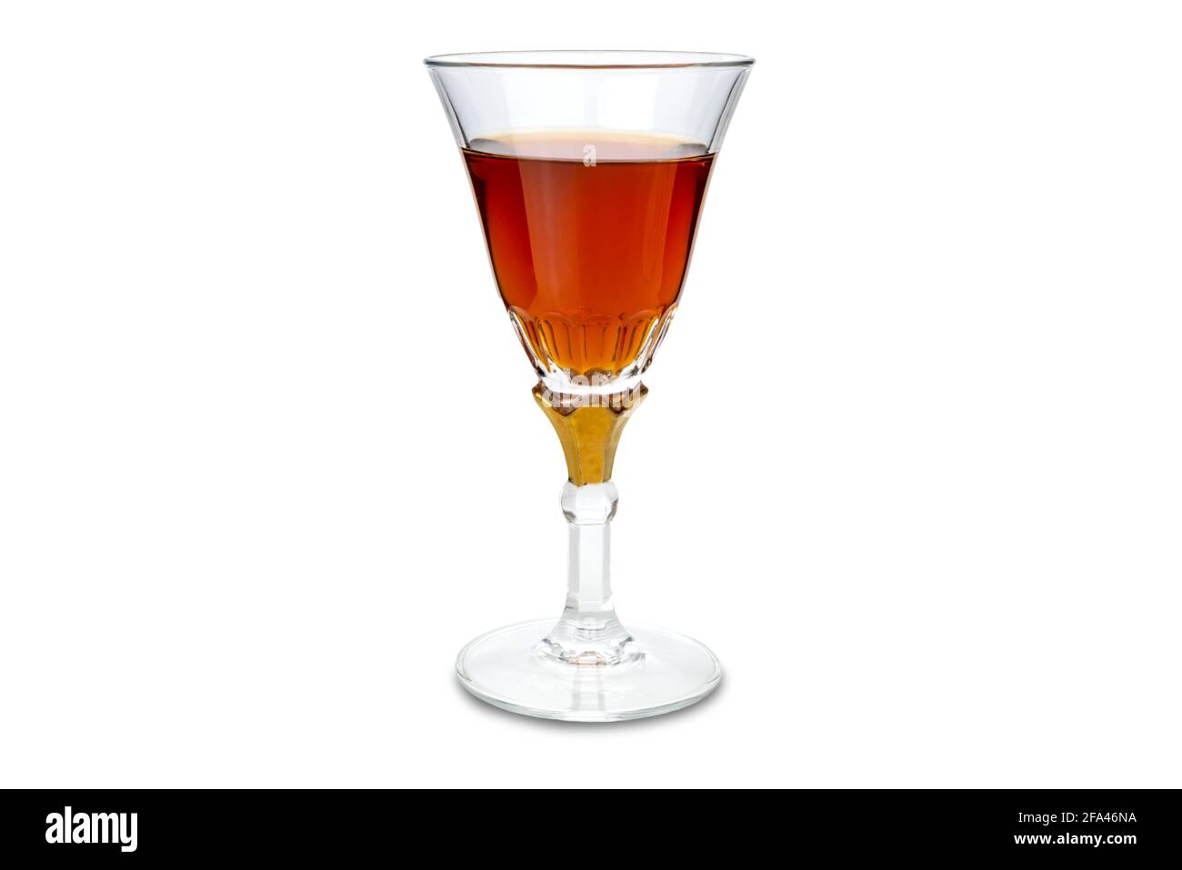 Vin Marsala en verre à goblet avec décoration dorée. Isolé sur blanc, espace de copie Banque D'Images
