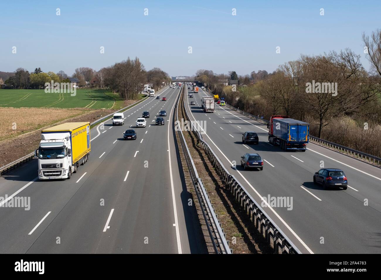 Voitures sur l'autoroute A2, Kamen, région de la Ruhr, Rhénanie-du-Nord-Westphalie, Allemagne, Europe Banque D'Images