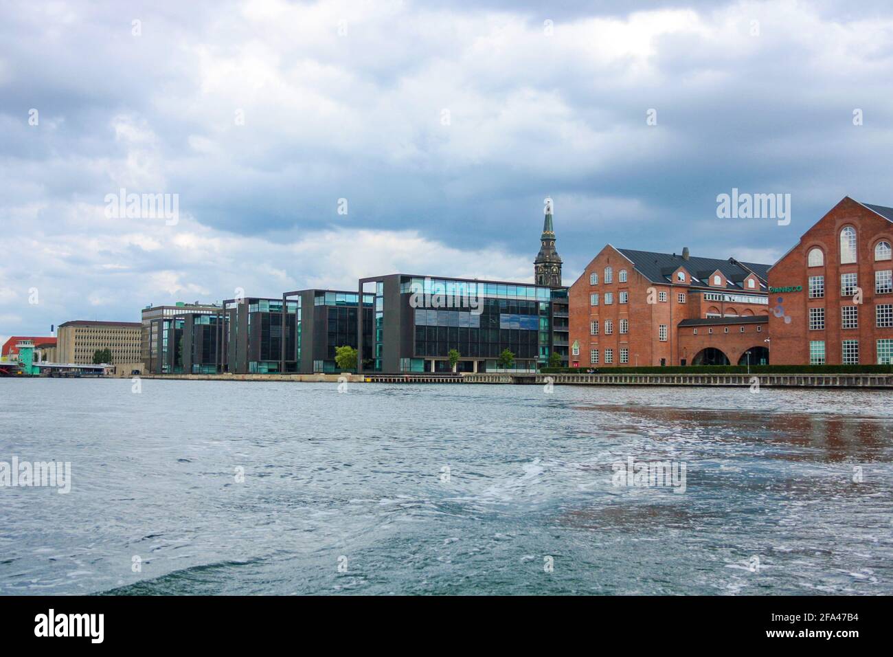 Vue sur les bâtiments résidentiels, autrefois un port, le long du canal principal à Copenhague, Danemark Banque D'Images