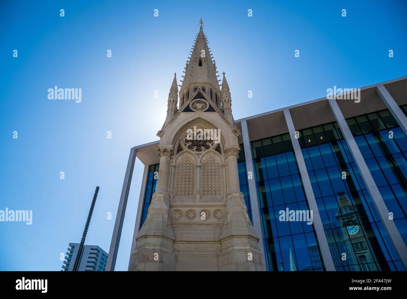 Chamberlain Memorial, Chamberlain Square, Birmingham City Centre, Royaume-Uni, en toile de fond de deux Chamberlain Square, un nouveau bureau de huit étages Banque D'Images