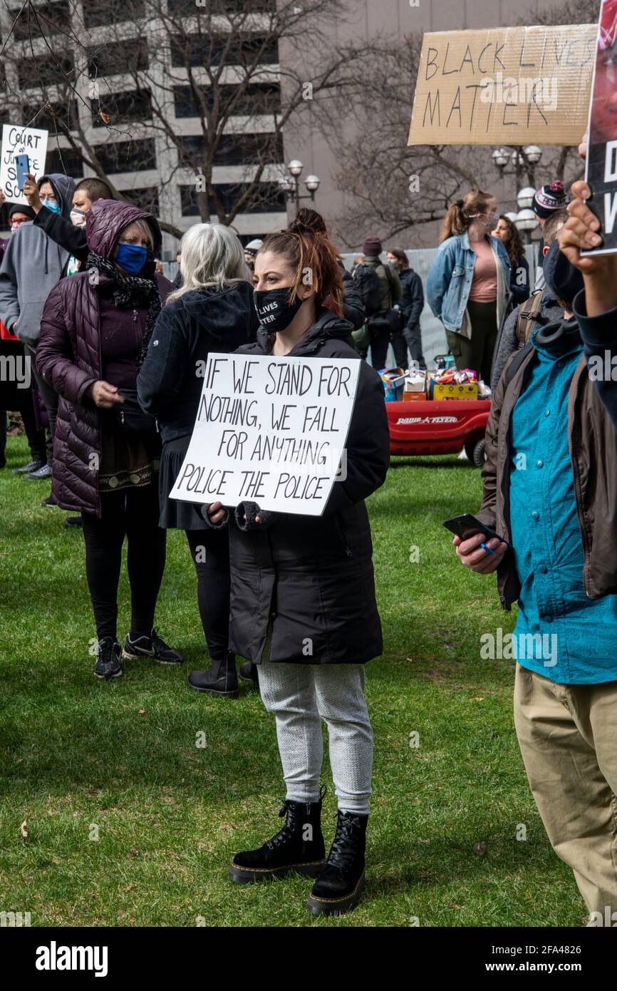 Minneapolis, Minnesota. Les manifestants tiennent des panneaux devant le centre du gouvernement tout en attendant le verdict du procès de Derek Chauvin pour Th Banque D'Images