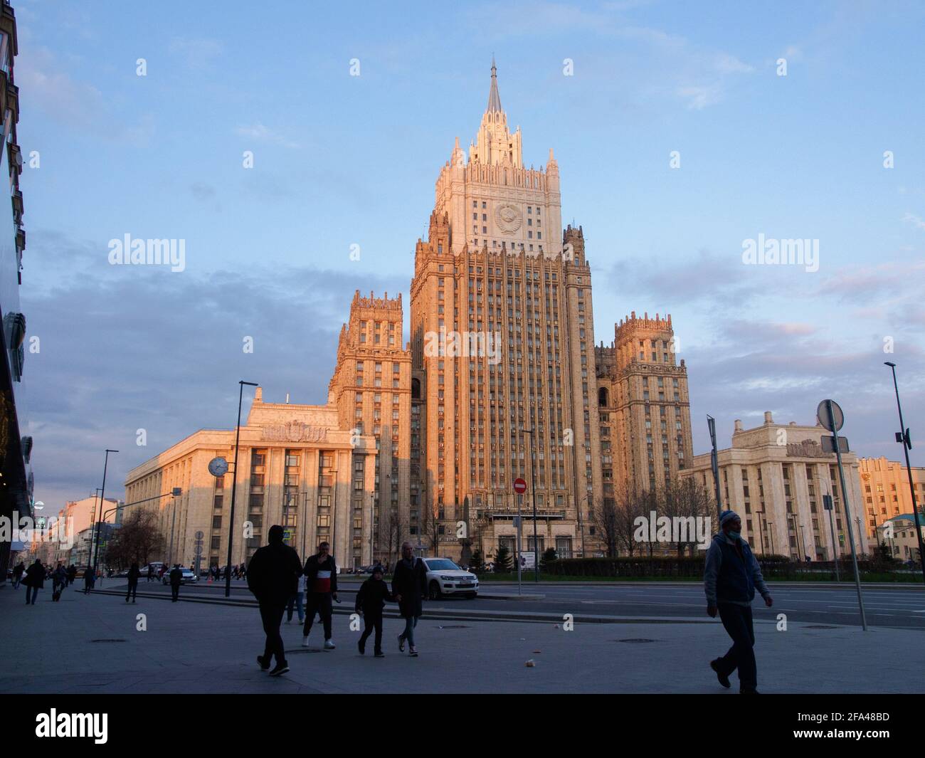 Moscou, Russie. 22 avril 2021. Le bâtiment du Ministère des affaires étrangères de la Fédération de Russie est illuminé par le soleil couchant. Crédit : SOPA Images Limited/Alamy Live News Banque D'Images