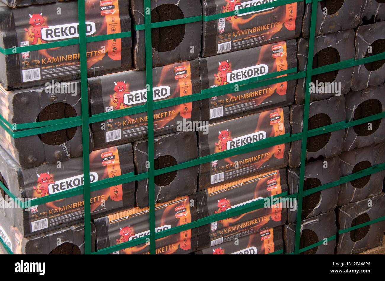 Bamberg, Allemagne - 10.4.2021. Les briquettes de charbon de bois de marque Rekord sont stockées sur une palette devant un magasin de quincaillerie. Photo de haute qualité Banque D'Images