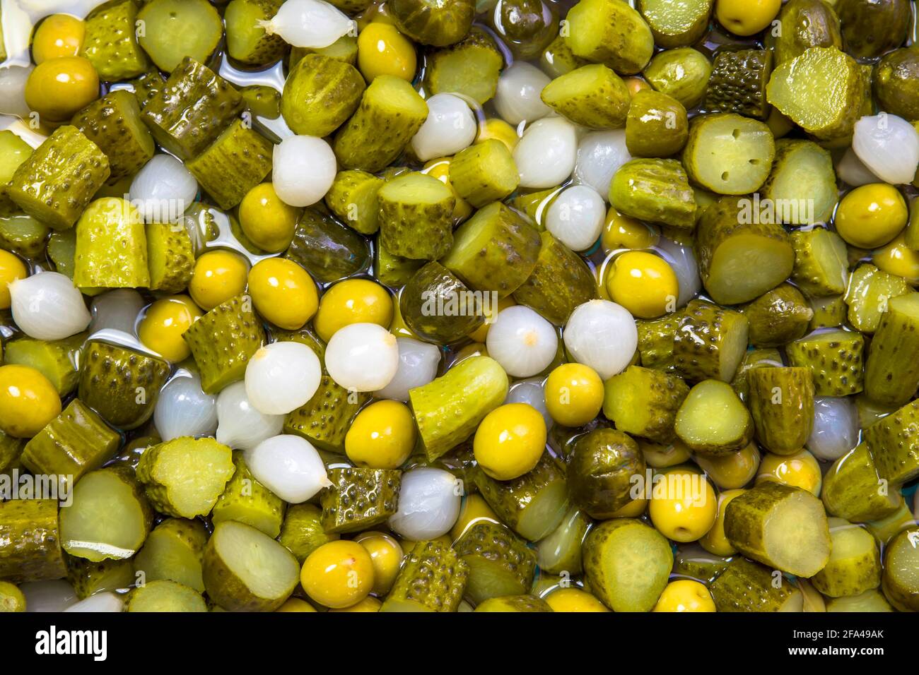 Un mélange impressionnant d'olives et de poivrons Banque D'Images