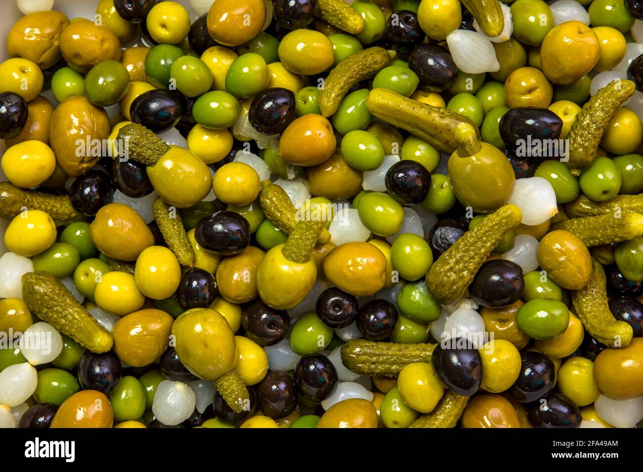 Un mélange impressionnant d'olives et de poivrons Banque D'Images