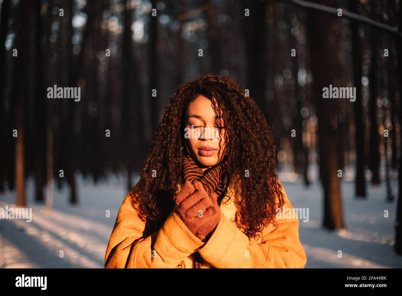 Portrait d'une belle jeune femme debout au parc par temps froid hiver Banque D'Images