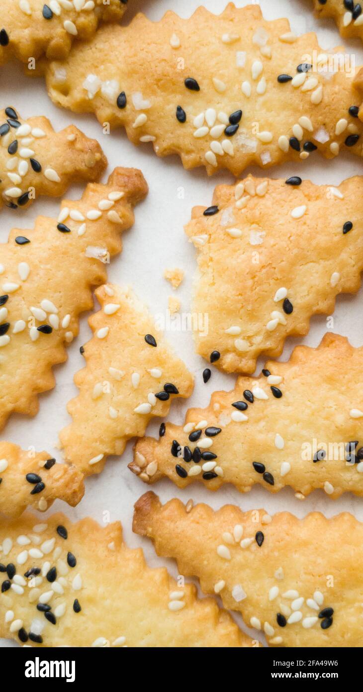 Biscuits Rhombus avec sésame blanc et noir plat couché à la verticale mode Banque D'Images