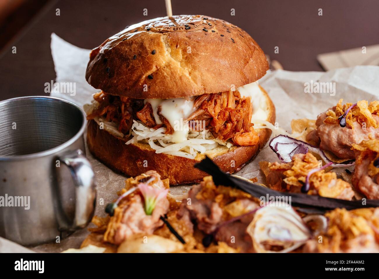 hamburger américain avec pommes de terre, sauce, en-cas Banque D'Images