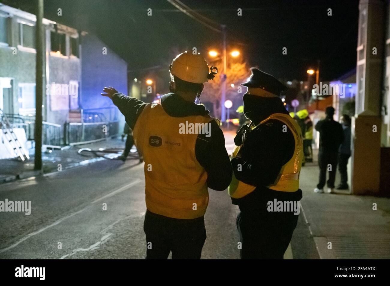 Athlone, Westmeath, Irlande. 22 avril 2021. Trois maisons ont été incendiés ce soir. Les feux auraient été déclenchés par des squatters à St. Mary's Terrace, à Athlone. Un certain nombre d'appareils ont été envoyés sur les lieux et ont rapidement éteint l'incendie. Les voisins ont été évacués vers la sécurité. La brigade des pompiers d'Athlone, l'Athlone Gardaí, ESB Networks et le maire Franky Keena étaient présents sur les lieux. Crédit: Eoin Healy/Alamy Live News Banque D'Images