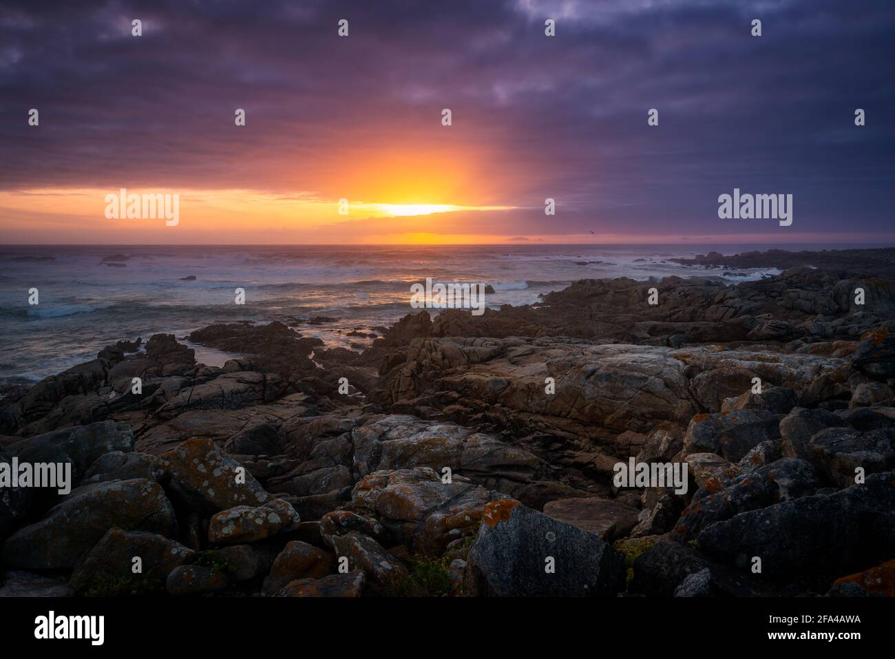 Coucher de soleil sur une plage rocheuse sauvage sur l'océan atlantique en Galice, Espagne Banque D'Images