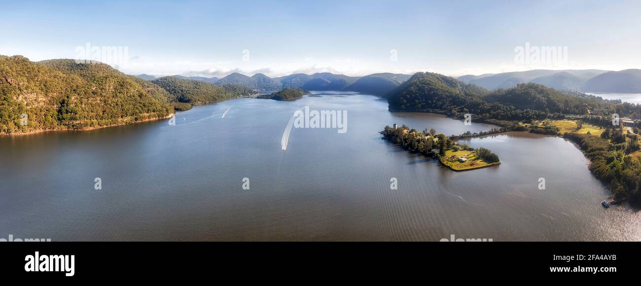 Hawkesbury River of Greater Sydney - large panorama aérien sur la rivière entre les chaînes de collines et les îles. Banque D'Images