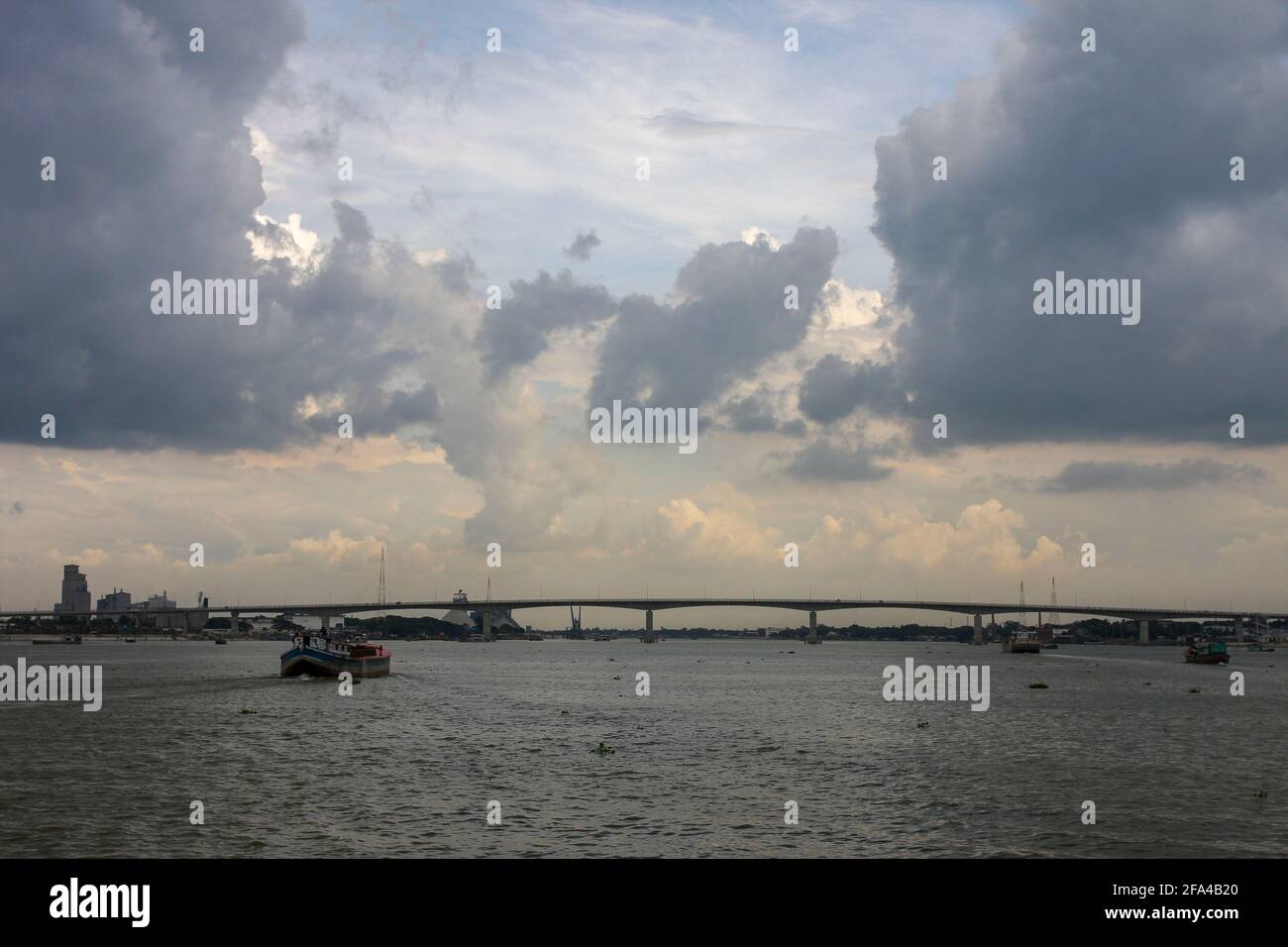 Le 6e pont d'amitié Bangladesh-Chine, également connu sous le nom de pont Mukterpur au-dessus de la rivière Dhaleswari, Munshiganj, Bangladesh Banque D'Images