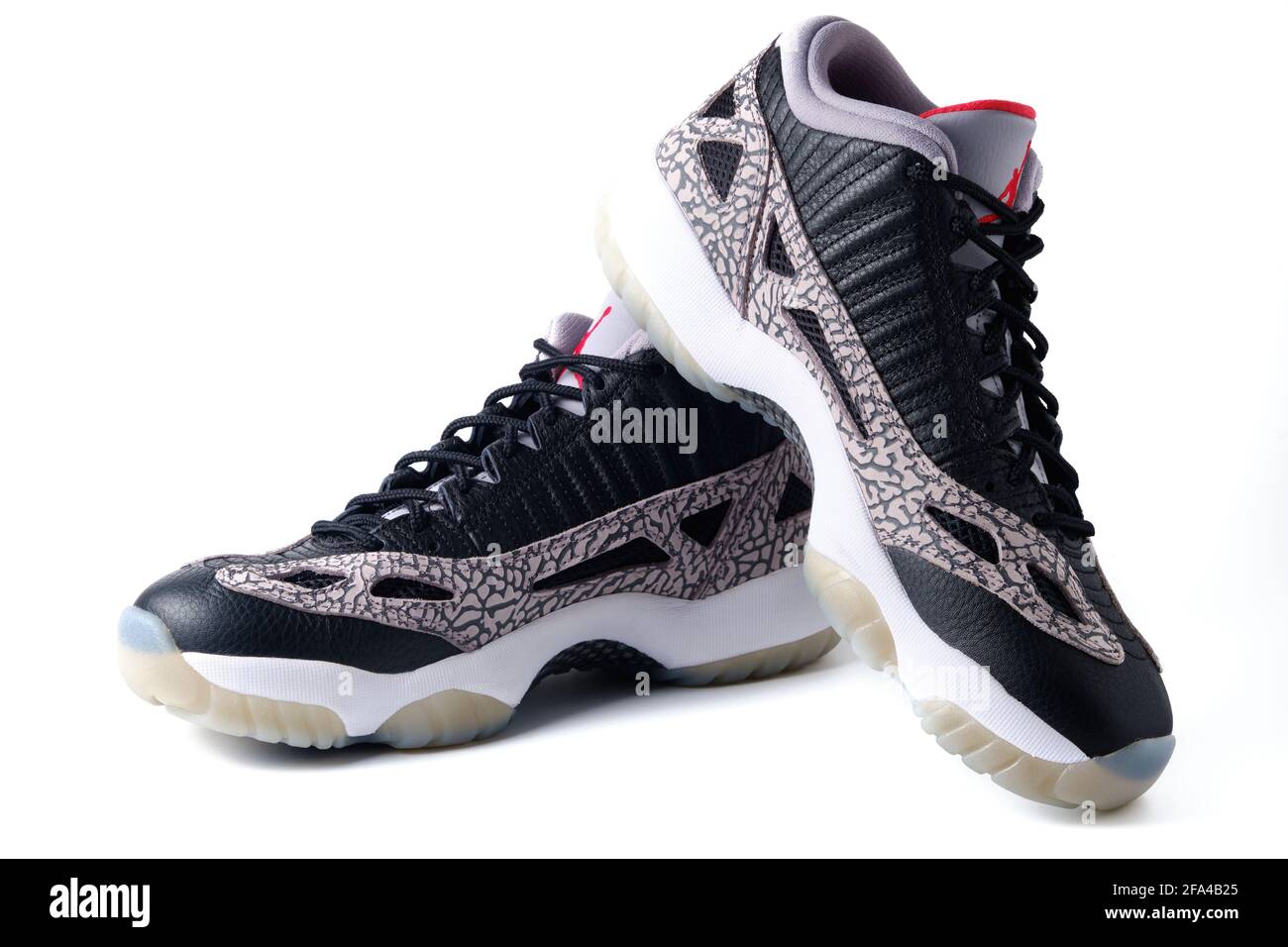 Nike Air Jordan XI IE – Sneakers basses coloris ciment noir isolé sur blanc Banque D'Images