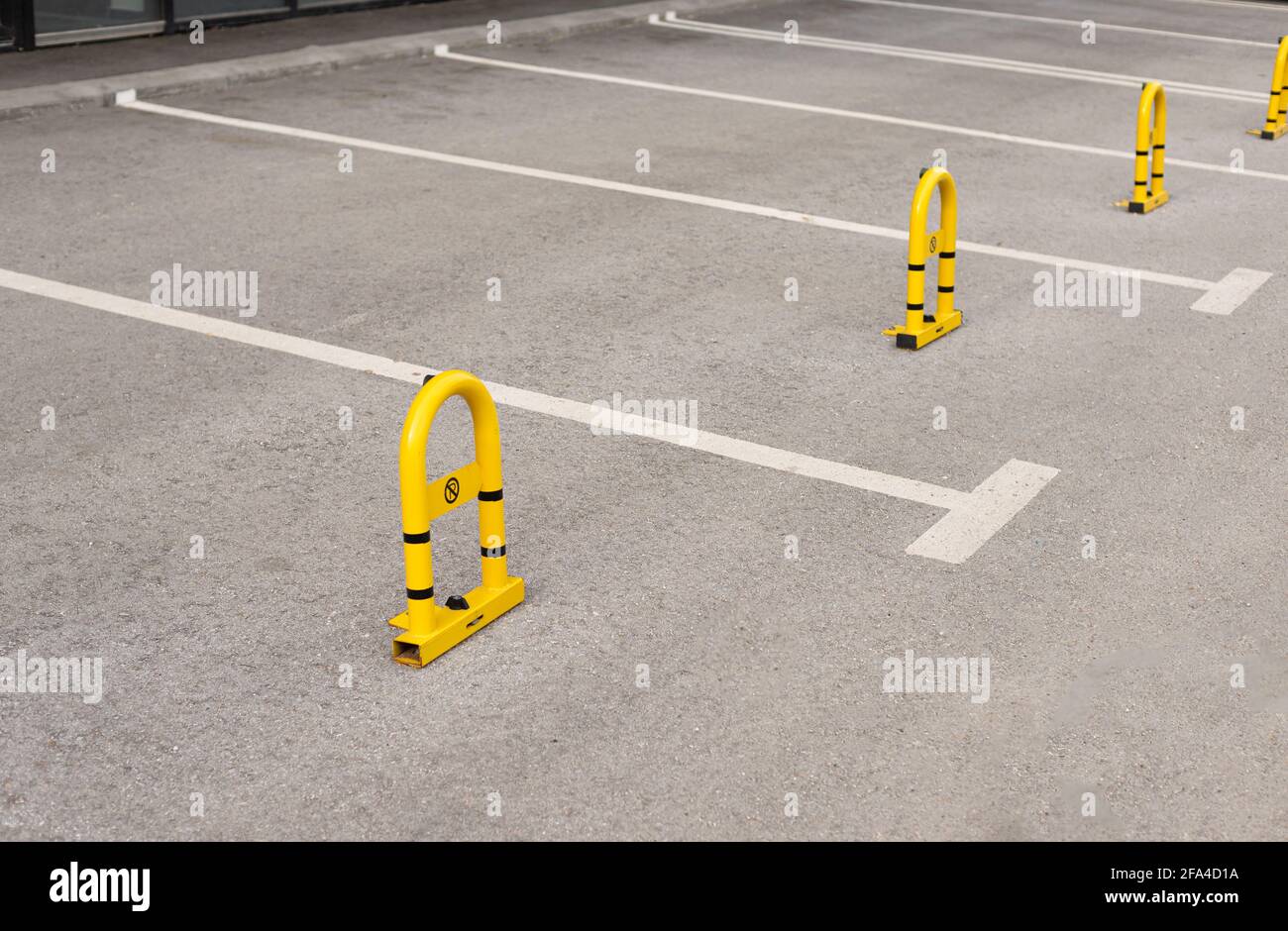 places de parking privées en face du bâtiment résidentiel Banque D'Images